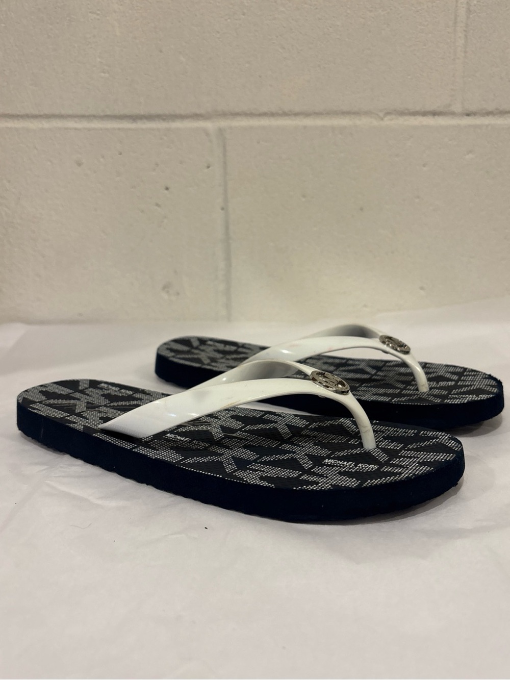 Michael Kors thing flip flops white black logo size 7